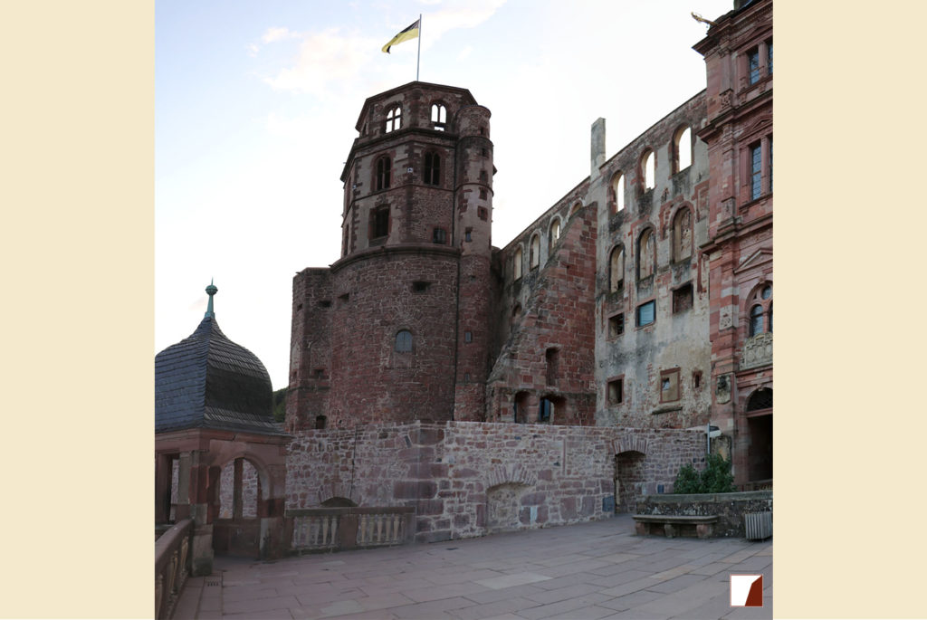 fertige Mauer an der Schlossterrasse mit Blick auf den Glockenturm