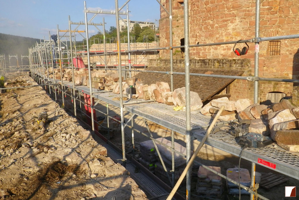 Mauern am Glockenturm während der Bauarbeiten
